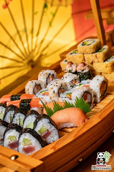 Combo sushi con nigiris y makis en restaurante asiatico